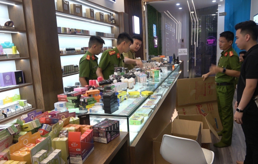 Giữ hơn 1.000 sản phẩm thuốc lá điện tử ẩn nấp trong quán cà phê