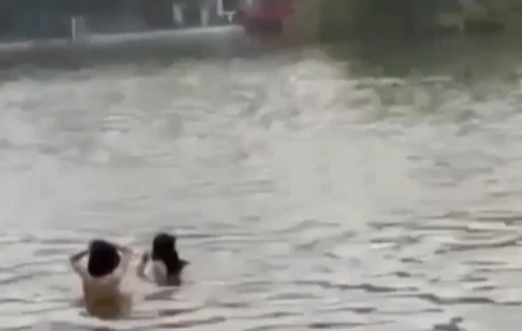 2 cô gái “tắm tiên” ở hồ Hoàn Kiếm là cắt ghép