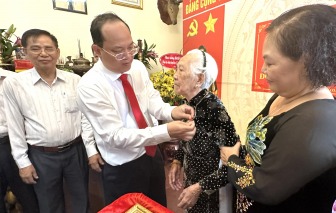 Phó bí thư Thành ủy Nguyễn Hồ Hải trao huy hiệu Đảng tại huyện Bình Chánh