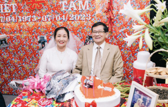 Bí mật làm đám cưới kiểu thập niên 1970 siêu đặc biệt cho ba mẹ
