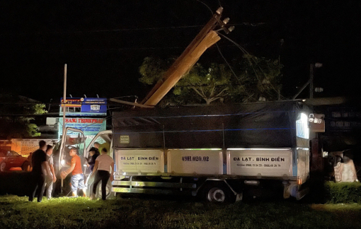 Hơn 8.600 hộ dân mất điện do ô tô tông gãy 2 trụ điện