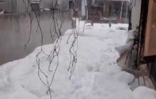 Dòng kênh tại phố núi bất ngờ xuất hiện bọt tuyết trắng xóa