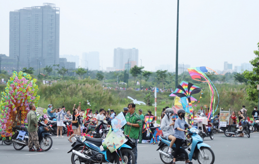 Hàng ngàn người kéo nhau ra giữa đường để... thả diều
