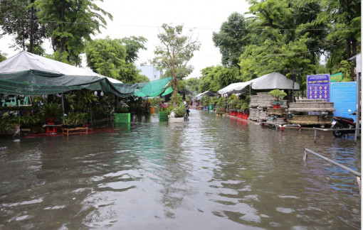 Đường sá TPHCM biến thành "sông" sau cơn mưa chiều