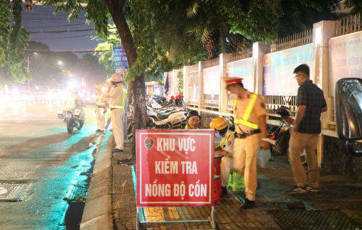 Tài xế lái ô tô có nồng độ cồn “khủng”, nghi sử dụng bằng lái giả