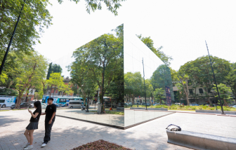 Độc đáo khối gương kính 3D khổng lồ triển lãm giữa vườn hoa ở Hà Nội