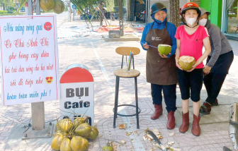 Chủ quán mời người đi đường dừng chân tránh nắng, uống nước dừa miễn phí