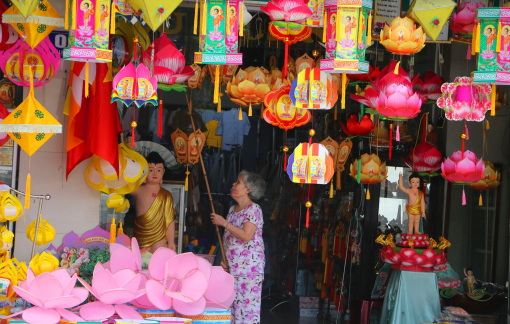 Huế rộn ràng với muôn sắc lồng đèn mùa Phật đản