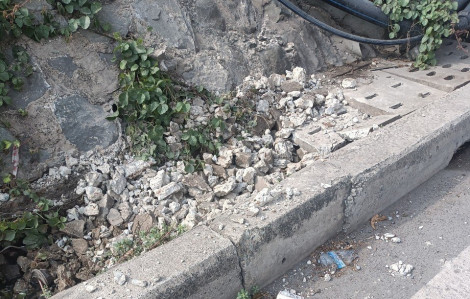 Hơn 250 trăm nắp cống ở xa lộ Hà Nội bị đập để lấy sắt vụn