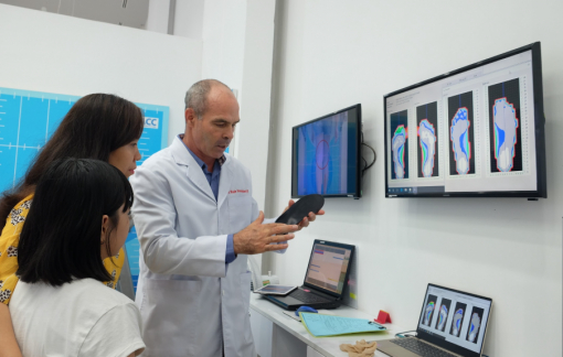 ACC khám tầm soát miễn phí bàn chân và cột sống cho học sinh 3 miền