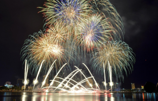 Tăng tốc hoàn thiện khán đài và sân khấu lễ hội pháo hoa quốc tế tại Đà Nẵng