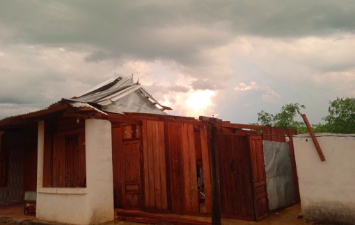 Giông lốc quét qua huyện miền núi khiến 64 nhà tốc mái