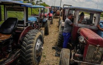 Người dân xếp hàng cả tuần chờ mua xăng ở Cuba
