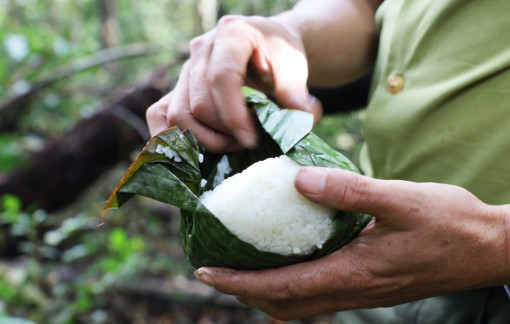 Mẹ gói tình thương trong nắm cơm