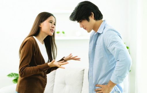 Chồng tình tứ với khách hàng, nhưng cho rằng chỉ "diễn" để làm ăn