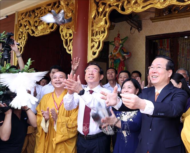 Chủ tịch nước Võ Văn Thưởng cùng các đại biểu thả chim bồ câu cầu cho quốc thái, dân an tại chùa Minh Đạo - Ảnh: Thống Nhất/TTXVN