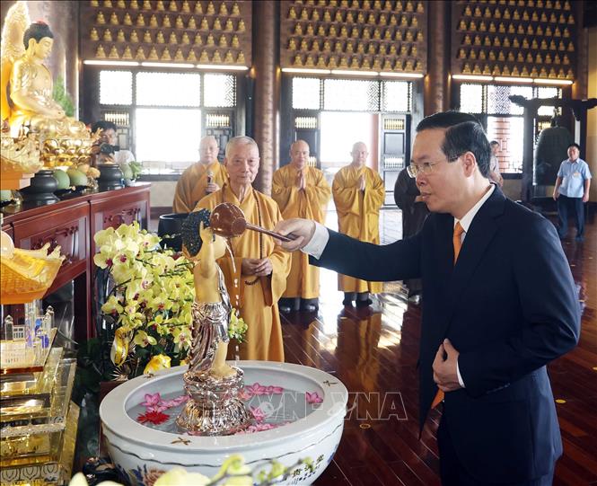 Chủ tịch nước Võ Văn Thưởng thực hiện nghi thức tắm Phật tại chùa Minh Đạo - Ảnh: Thống Nhất/TTXVN