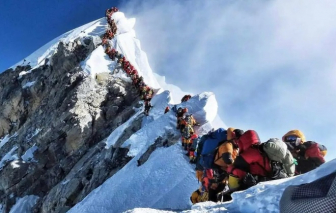 ''Bước qua xác chết ''để chinh phục đỉnh Everest