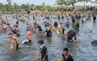 Sau 1 tiếng kẻng, hơn 600 người ùa xuống nước dùng nơm chụp cá