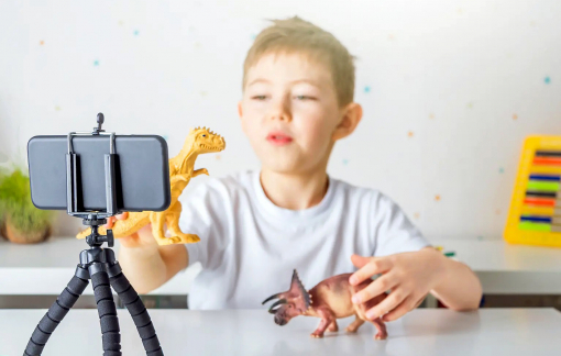 Nguy cơ bị bóc lột khi trẻ em là ngôi sao mạng xã hội