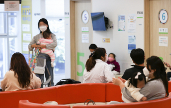 Hàn Quốc: Cha mẹ chật vật chờ khám bệnh cho con vì thiếu bác sĩ nhi khoa