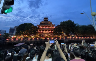 Biển người hướng về chùa Pháp Hoa tham gia thả hoa đăng