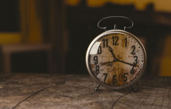 Thói quen xem đồng hồ khiến chứng mất ngủ nghiêm trọng hơn