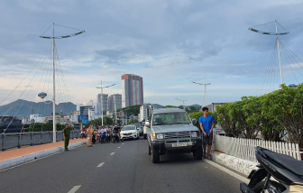 Tìm thấy xe ô tô tông nữ lao công tử vong trên cầu Trần Phú ở Nha Trang