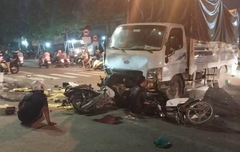 Xe tải tông loạt xe máy dừng đèn đỏ, nhiều người thương vong