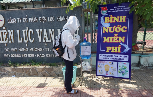 Đoàn thanh niên PC Khánh Hòa: Mát lòng với những bình nước miễn phí