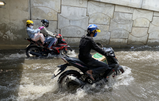 Hầm chui trước bến xe miền Đông bị ngập do máy bơm gặp sự cố