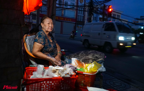 Hàng xôi 60 năm tuổi, mở bán lúc 3g sáng và dẹp hàng lúc đường phố đông người