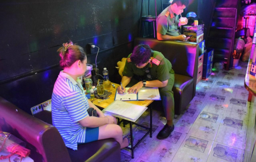Kiểm tra phố Bùi Viện, phát hiện 10 cơ sở vi phạm liên quan đến khí cười, shisha