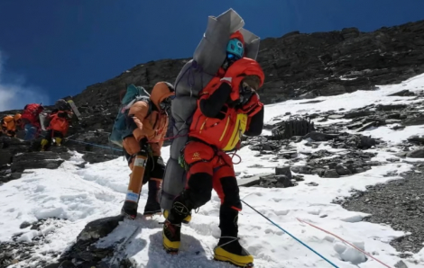 Cuộc giải cứu nhà leo núi trước "lưỡi hái tử thần" hiếm hoi ở đỉnh Everest