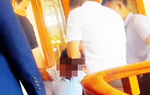 Giám đốc trung tâm văn hóa - thể thao đang phát biểu bỗng ngã gục rồi qua đời