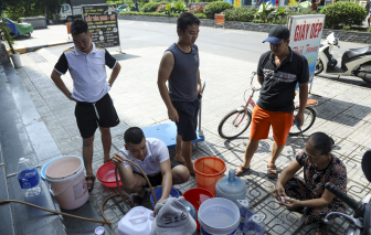 Hà Nội: Nắng nóng gần 40 độ C, hàng trăm hộ dân lỉnh kỉnh xô chậu đi lấy nước sinh hoạt