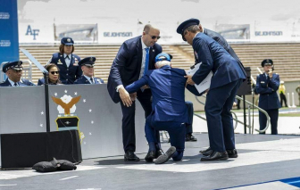Tổng thống Joe Biden vấp ngã trong lễ tốt nghiệp của sinh viên Học viện Không quân Hoa Kỳ