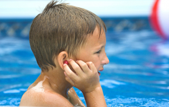 Đề phòng viêm tai khi đi bơi