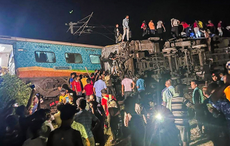 Ít nhất 207 người thiệt mạng sau vụ tai nạn tàu hỏa khủng khiếp ở Ấn Độ
