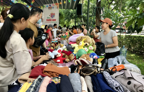 Phiên chợ bán gấu bông, quần áo, sách vở giá 10.000 - 20.000 đồng