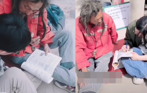 Người đàn ông vô gia cư dạy tiếng Anh cho trẻ em trên đường phố