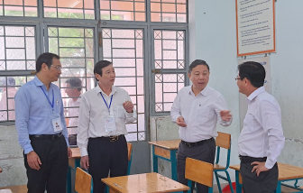 TPHCM: Ông Dương Anh Đức thị sát 2 điểm thi lớp Mười ở huyện Cần Giờ