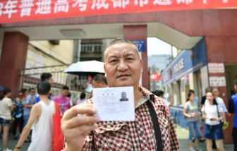 Người đàn ông đi thi 27 lần để thực hiện ước mơ vào đại học