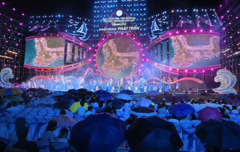 Hàng ngàn người đội mưa xem bế mạc Festival Biển lần thứ 10 ở phố biển Nha Trang