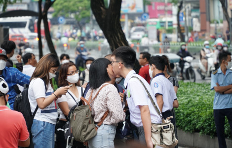 Thí sinh hôn mẹ, háo hức bước vào kỳ thi tuyển sinh lớp 10