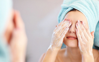4 sai lầm khi rửa mặt khiến da bóng dầu trong mùa hè