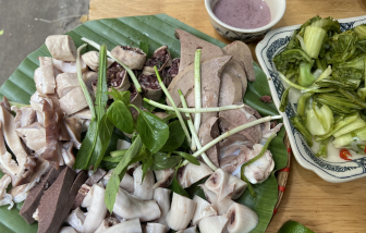 Nồi "lẩu lòng" hấp dẫn cả chị em giữa trưa nắng nóng