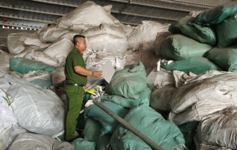 Hàng chục tấn rác công nghiệp bên trong nhà kho rộng 1.800m2 ở Bình Dương