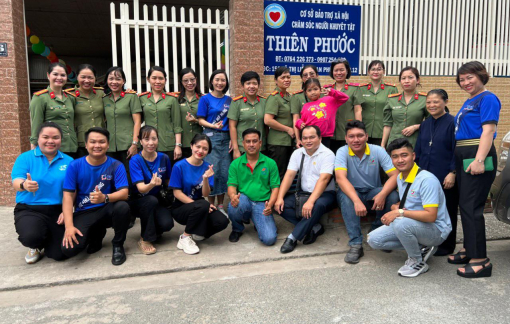 Phụ nữ Công an TPHCM thăm các em thiếu nhi ở mái ấm Thiên Phước