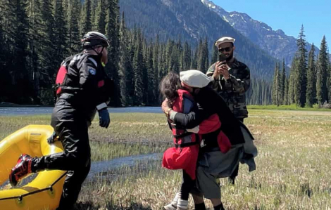 Bé gái 10 tuổi sống sót kỳ diệu sau 24 giờ đi lạc ở vùng núi khắc nghiệt